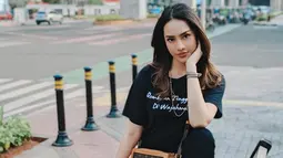 Berpose topang dagu ketika berfoto di pinggir jalan, Anya Geraldine tampil simpel dan stylish kenakan baju Rembulan Tenggelam di Wajahmu sekalian untuk mempromosikan filmnya. Lantaran baru putus dari Bio One dan tentunya perasaan canggung itu masih ada, kebersamaan Anya dan Bio di balik layar film garapan sutradara Danial Fikri ini pun tak banyak diunggah keduanya. (Liputan6.com/IG/@anyageraldine)