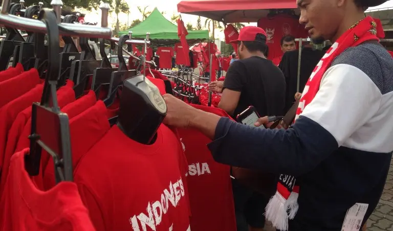 Para pedagang atribut mendapat berkah dengan kehadiran para suporter timnas Indonesia yang ingin menonton laga kontra Filipina pada SEA Games 2017 di Stadion Shah Alam, Selangor, Kamis (17/8/2017). (Bola.com/Benediktus Gerendo Pradigdo)