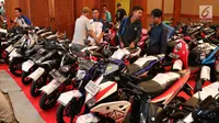 Pengunjung melihat sepeda motor dalam ajang Lelang Expo 2017 di Jakarta Convention Center, Jumat (22/9). Sejumlah barang seperti mobil, sepeda motor dari balai lelang ikut meramaikan pameran lelang terbesar di Indonesia ini. (Liputan6.com/Angga Yuniar)