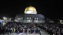 Suasana di luar Kubah Batu (Dome of the Rock) yang terlihat dipadati umat muslim beribadah saat memburu malam Lailatul Qadar di kompleks Masjid Al-Aqsa di Yerusalem (8/5/2021). (AFP/Ahmad Gharabli)