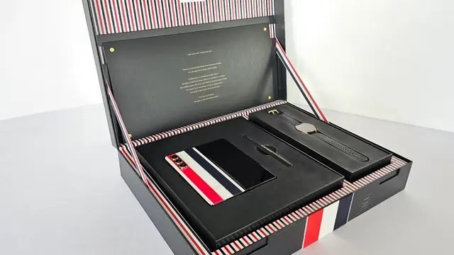 Koper Galaxy Z Fold5 dan Smart Watch6 Thom Browne Edition