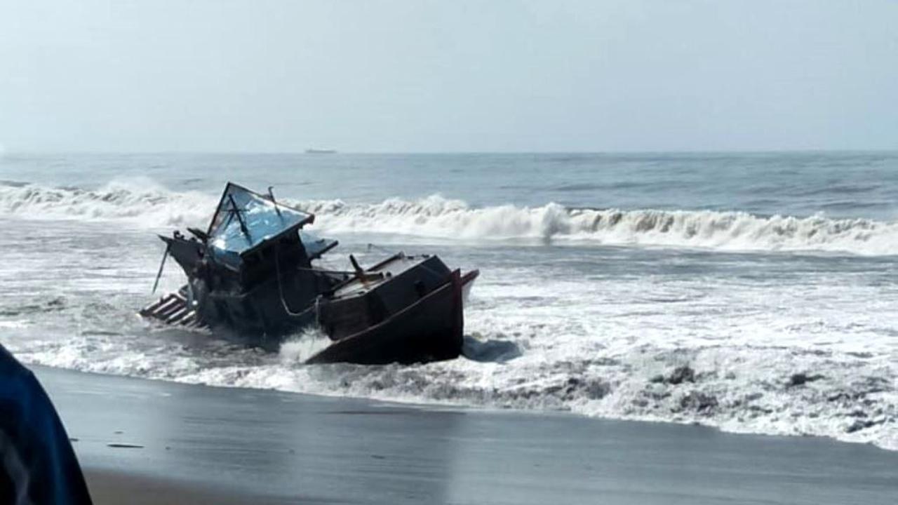 Kapal Long Line penangkap Tuna tenggelam dan terdampar di perairan Cilacap akibat dihantam gelombang tinggi. (Foto: Liputan6.com/Istimewa/Muhamad Ridlo)
