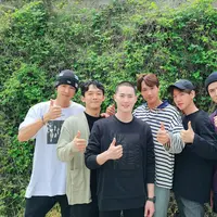 Member EXO melepas kepergian Suho yang akan menjalani wajib militer. (Foto: Soompi)