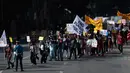 Aktivis iklim berpartisipasi dalam Climate Justice March yang menuntut diakhirinya bahan bakar fosil di Lalitpur, Nepal, Sabtu (16/9/2023). Ada perwakilan dari lebih dari 80 negara yang ikut serta dalam COP28, mereka didesak mendorong perjanjian global untuk secara bertahap menghapuskan batu bara, minyak, dan gas yang menjadi penyebab utama perubahan iklim. (AP Photo/Niranjan Shrestha)