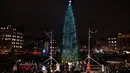 Cahaya kerlap-kerlip pohon Natal setelah tradisi penyalaan lampu di Trafalgar Square, Kamis (6/12). Setiap tahun London mendapat pohon Natal dari Norwegia sebagai tanda terima kasih atas dukungan Inggris selama perang dunia II. (Ben STANSALL / AFP)