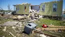 Puing-puing berserakan di tanah di samping rumah yang rusak parah setelah tornado melanda daerah itu Selasa (22/3) malam sebelumnya di Arabi, La., Rabu (23/3/2022). (Scott Clause/The Daily Advertiser via AP)