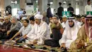 Ribuan umat muslim bersama sejumlah pejabat tinggi negara melakukan salat Idul Fitri di Masjid Istiqlal, Jakarta, Jumat (17/7/2015).  Tampak, perwakilan negara sahabat saat mengikuti salat Id di Masjid Istiqlal. (Liputan6.com/Faizal Fanani)