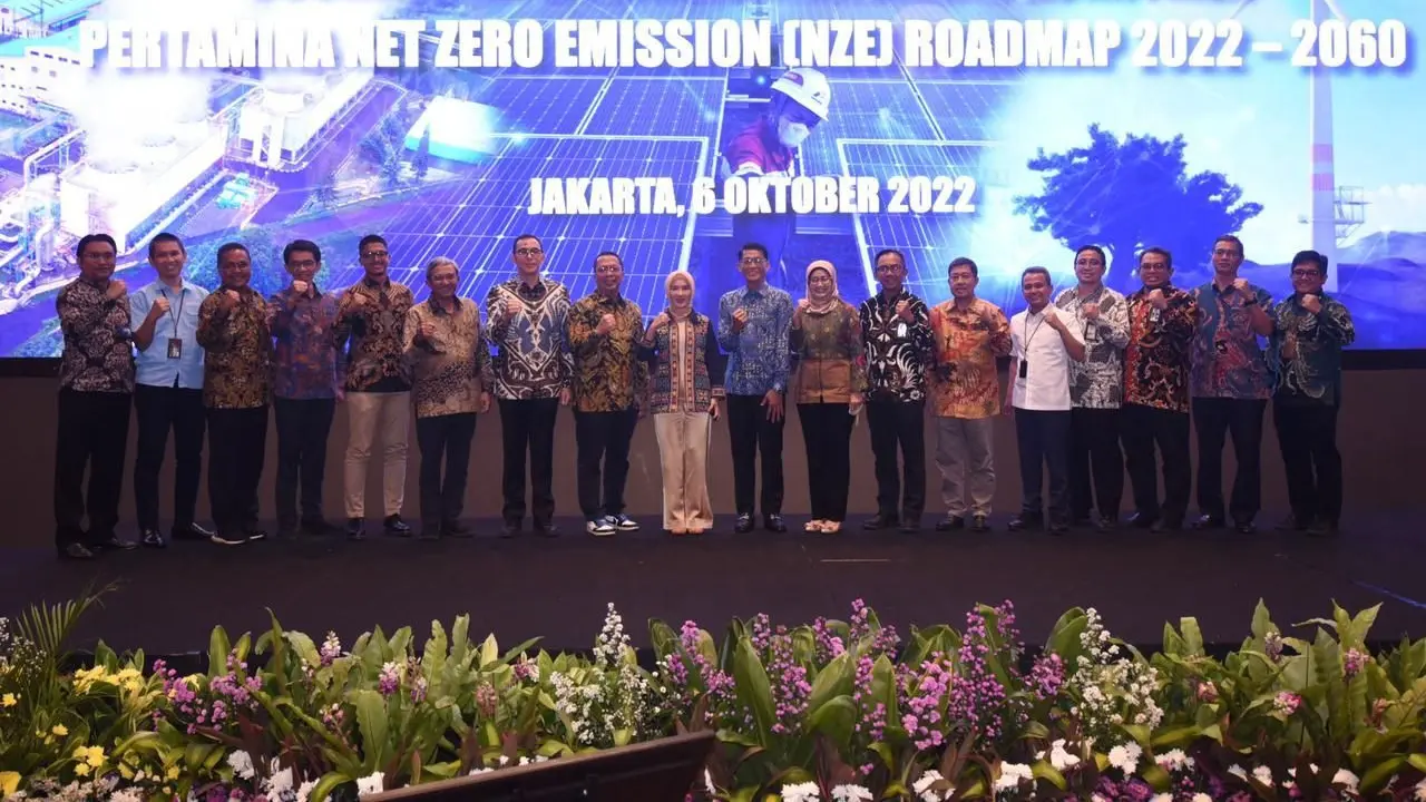 Direktur Utama Pertamina Nicke Widyawati bersama Direksi Holding & Subholding berfoto bersama usai acara Sosialisasi & Penandatanganan Pathway Pertamina Net Zero Emission (NZE) Road Map 2022-2060 yang diselenggarakan di Gedung Grha Pertamina.