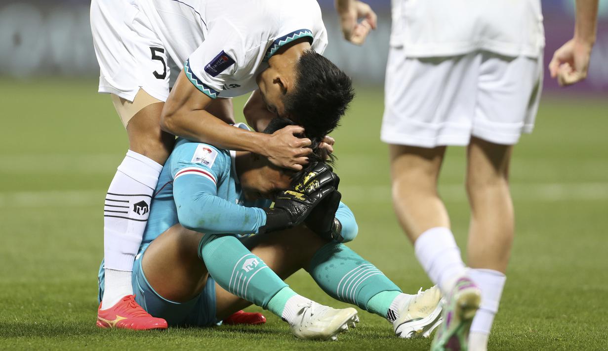 Ekspresi bahagia kiper Timnas Indonesia, Ernando Ari setelah membawa timnya menang atas Vietnam saat laga Grup D Piala Asia 2023 di Abdullah bin Khalifa Stadium, Doha, Qatar, Jumat (19/01/2024). (AP Photo/Hussein Sayed)
