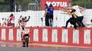 Selebrasi Marc Marquez saat menyentuh finis pertama MotoGP Argentina di Sirkuit Autodromo Termas de Rio Hondo, Senin (4/4/2016) dini hari WIB. (AFP/Juan Mabromata))