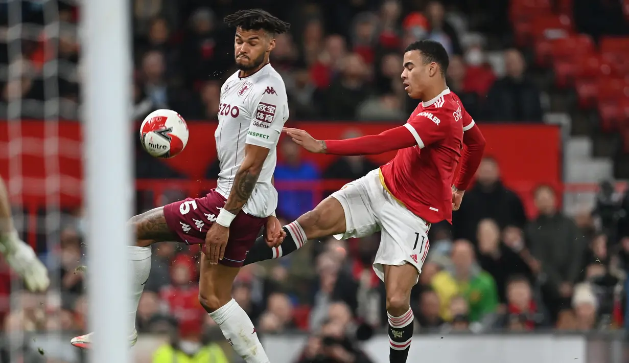 Striker Manchester United, Mason Greenwood menembak bola dari kawalan bek Aston Villa, Tyrone Mings selama pertandingan putaran ketiga Piala FA Inggris di Old Trafford di Manchester, barat laut Inggris, pada 10 Januari 2022. Kepolisian Manchester menyebut bahwa kasus ini tidak dilanjutkan oleh Kejaksaan setempat per tanggal 2 Februari 2023. Menurut laporan tersebut, tuntutan terhadap sang pemuda telah dicabut. Sehingga ia kini dinyatakan bebas. (AFP/ Paul Ellis)