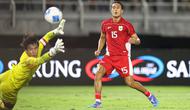 Pemain Timnas Indonesia, Miliano Jonathans (kanan) berusaha mencetak gol ke gawang Chinese Taipei dalam laga FIFA Matchday di Stadion Gelora Bung Tomo (GBT), Surabaya, Jumat (05/09/2025). (Bola.com/Abdul Aziz)