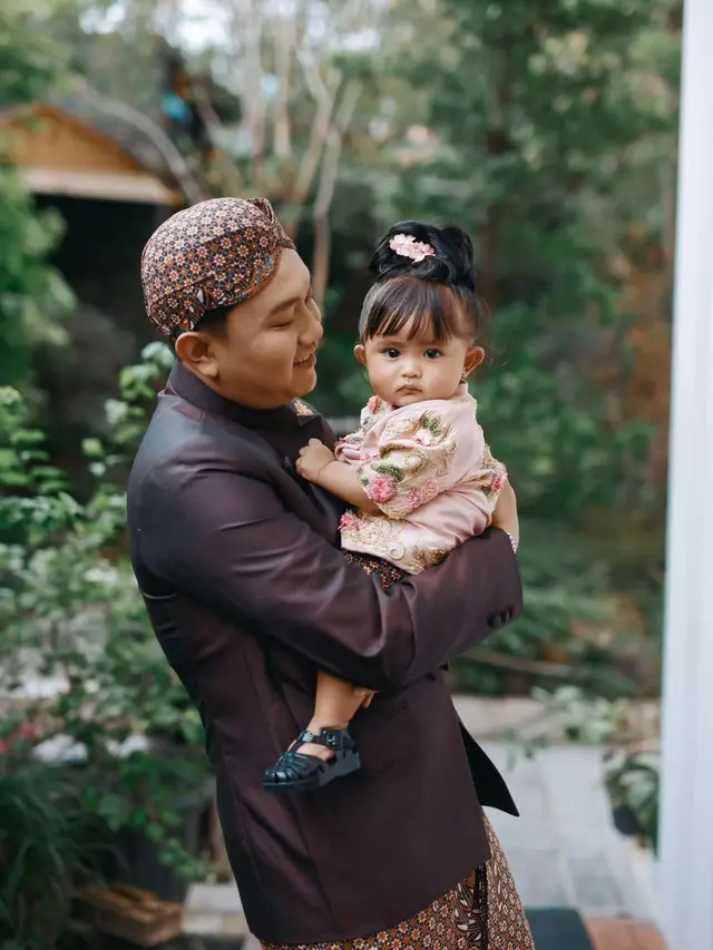 6 Potret Tedak Siten Cundamani Anak Denny Caknan, Pilih Mainan Mikrofon