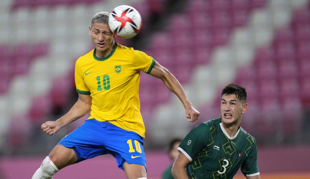 Richarlison nyaris memecah kebuntuan pada menit ke-82. Tandukannya yang mengarah ke muka gawang setelah menyambut umpan dari Dani Alves, harus membentur tiang sebelah kiri penjaga gawang Guillermo Ochoa. Skor kacamata tak berubah hingga 90 menit permainan. (Foto: AP/Andre Penner)