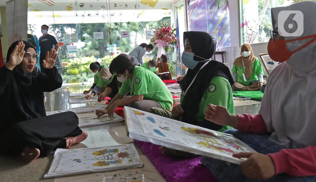Kegiatan pelatihan membatik Betawi untuk penyandang disabilitas di aula Gedung Balai Pustaka, Matraman, Jakarta, Rabu (25/8/2021). Sebelum membatik, para peserta diswab antigen terlebih dulu oleh petugas kesehatan. (Liputan6.com/Herman Zakharia)