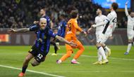 Pemain Inter Milan, Federico Dimarco, melakukan selebrasi setelah mencetak gol ke gawang Atalanta pada laga Liga Italia di Stadion Giuseppe Meazza, Kamis (29/02/2024). Inter menang empat gol tanpa balas. (AP Photo/Antonio Calanni)