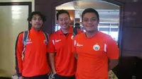 Tim medis Persija Jakarta, dari kiri ke kanan, Adit Bento (masseur), dr. Donny Kurniawan (dokter tim), dan Muhammad Yanizar Lubis (fisioterapis). (Bola.com/Zulfirdaus Harahap)