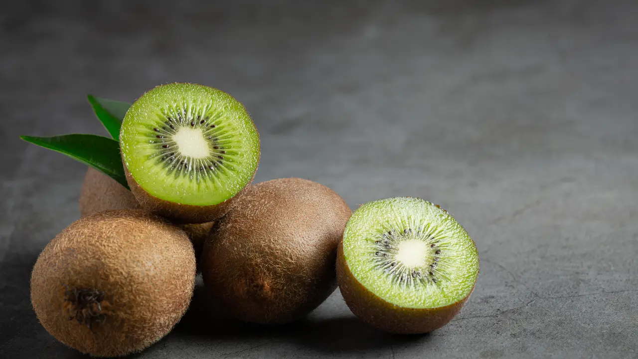 Ilustrasi buah kiwi/freepik.com/jcomp