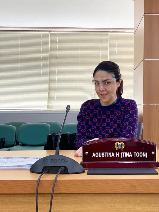 “Kalau sosial media sih sebetulnya dibilang positif dan negatif ada 2 sisi ya. Cuma kalo untuk media kita sosialisasi, media kita promosi dan lain-lain itu sisi positif,” ujar Tina Toon. (Instagram/tinatoon101)