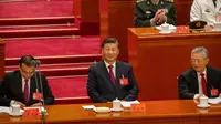 Presiden China Xi Jinping, tengah, duduk setelah memberikan pidato pada upacara pembukaan Kongres Nasional ke-20 Partai Komunis China yang berkuasa di Beijing, Minggu (16/10/2022). Tema menyeluruh yang muncul dari kongres Partai Komunis China yang sedang berlangsung adalah salah satu dari kontinuitas, bukan perubahan. Pertemuan selama seminggu itu diharapkan untuk mengangkat kembali Xi sebagai pemimpin, menegaskan kembali komitmen terhadap kebijakannya selama lima tahun ke depan dan mungkin meningkatkan statusnya lebih jauh sebagai salah satu pemimpin paling kuat dalam sejarah modern China. (Foto AP/Mark Schiefelbein)