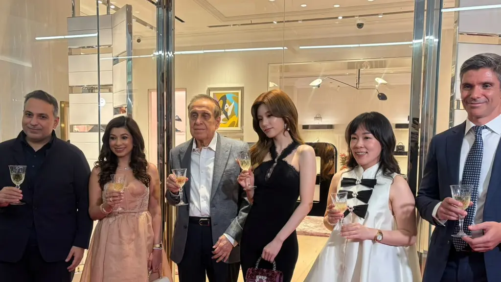 Sebagai Global Brand Ambassador, Yeji merepresentasikan pertemuan antara warisan Parisian Roger Vivier dengan energi generasi baru yang lebih ekspresif. (Foto/Dok: FIMELA.COM)