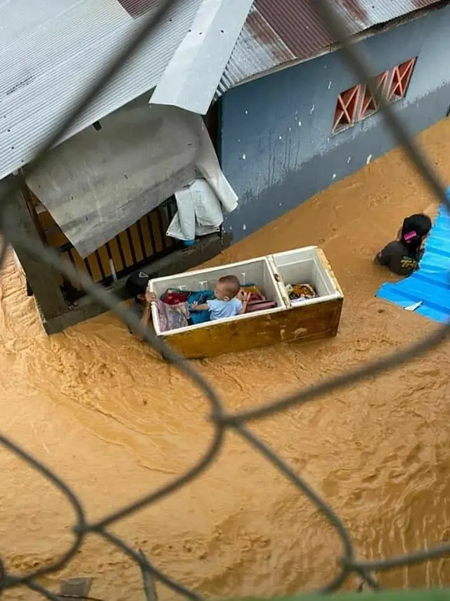 Potret Perjuangan Orang Tua Evakuasi Anaknya Saat Banjir, Bikin Haru. (Sumber: Twitter/giewahyudi)