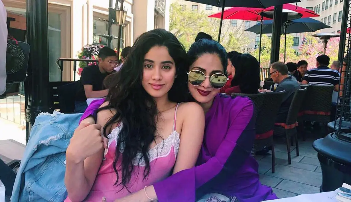 Semasa hidupnya, Sridevi selalu memberikan dukungan untuk putri sulungnya dalam berkarier di dunia hiburan. Segala macam cara dilakukan Sridevi untuk mendukung kesuksesan karier sang putri. (Instagram/sridevi.kapoor)