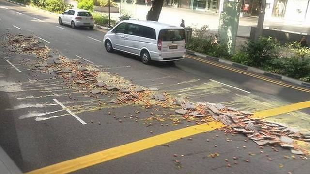 Telur pecah sepanjang 16 meter di Orchard Road, Singapura. (Facebook/ Katz A Thalib)