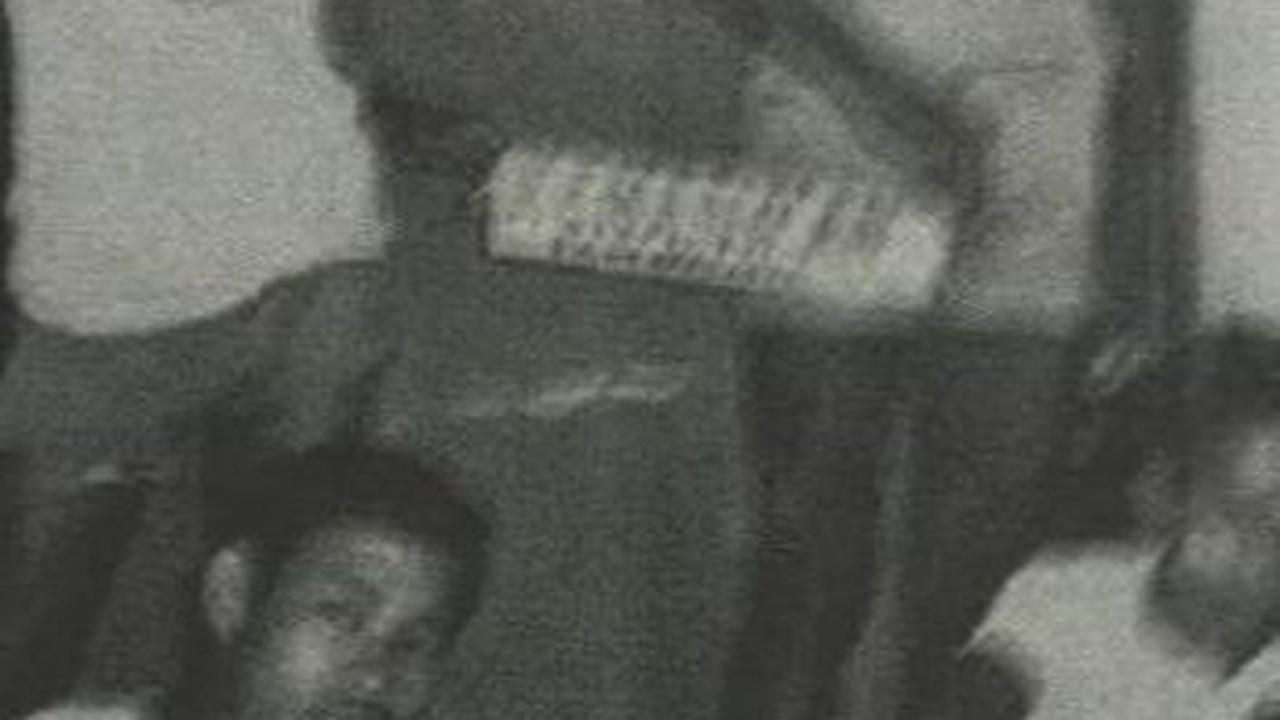 Di desa tempatnya tinggal, profesi yang tergolong hebat adalah Guru Agama.