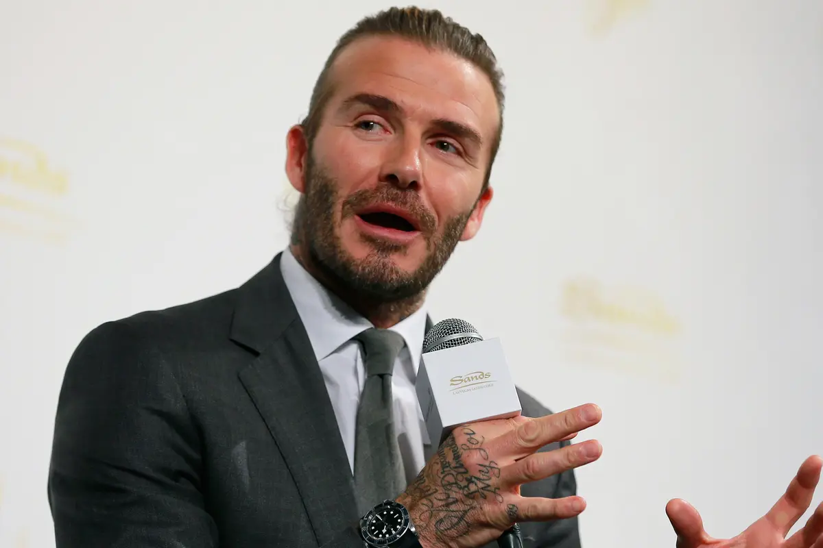 Gaya Maskulin David Beckham Saat Promosikan Kasino di Jepang