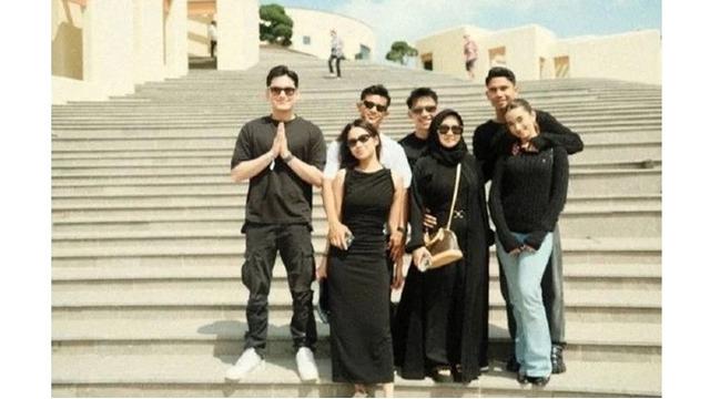 6 Potret Manis Pemain Timnas dan Pasangan Jalan-Jalan di Qatar Usai Bertanding