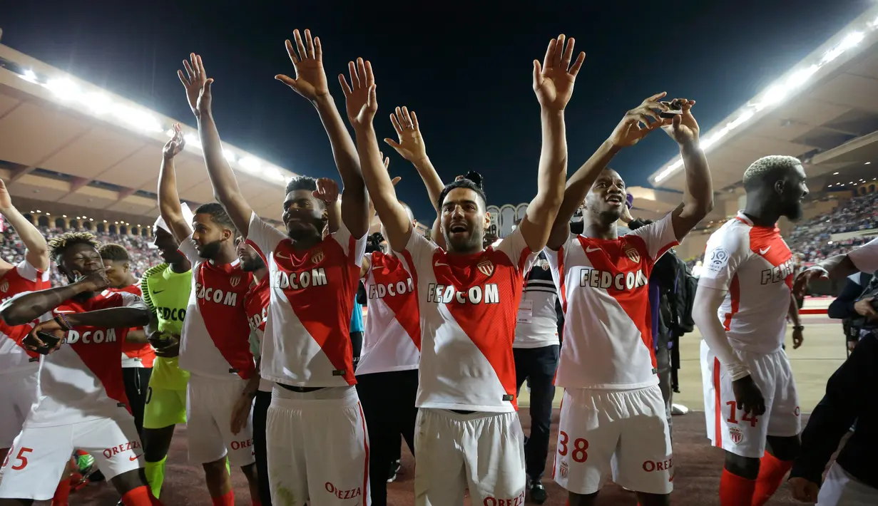 Pemain Monaco merayakan kemenangan atas Saint Etienne pada pertandingan pekan ke-37 di Stadion Stade Louis II, Kamis (18/5) dini hari. AS Monaco menang 2-0 dan berhasil merengkuh trofi Liga Prancis (Ligue 1). (AP Photo/Claude Paris)