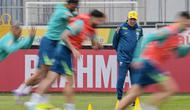 Pelatih kepala tim nasional Brasil, Carlo Ancelotti mengamati para pemainnya selama sesi latihan di Sao Paulo, pada 3 Juni 2025. (Nelson ALMEIDA/AFP)