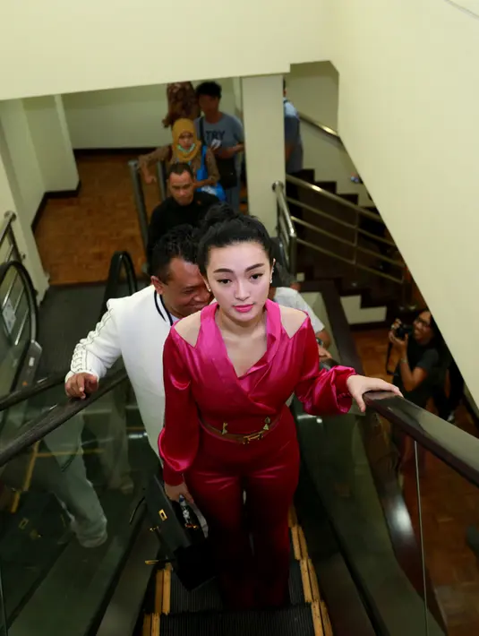 Penyanyi yang sedang dirundung masalah dugaan pelecehan lambang negara itu, akan didapuk menjadi Duta Pancasila untuk membantu kegiatan sosialisasi ke masyarakat mengenai makna dan pelajaran berkebangsaan. (Adrian Putra/Bintang.com)