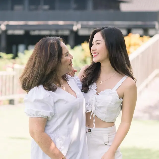 6 Potret Jessica Mila dan Ibunda, Bayangkan Sang Ayah Saksikan Pernikahannya