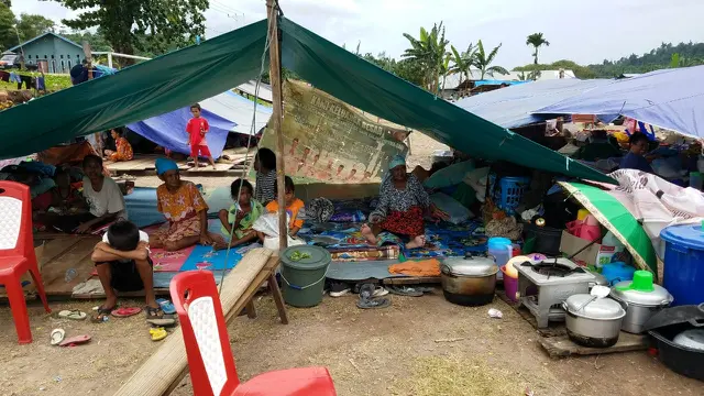 Tenda pengungsi korban gempa Halmahera.