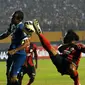 Pemain Persib Bandung dan Persipura Jayapura berebut bola saat laga final ISL 2014 di Stadion Gelora Sriwijaya, Palembang, (7/11/2014). (Liputan6.com/Helmi Fithriansyah)
