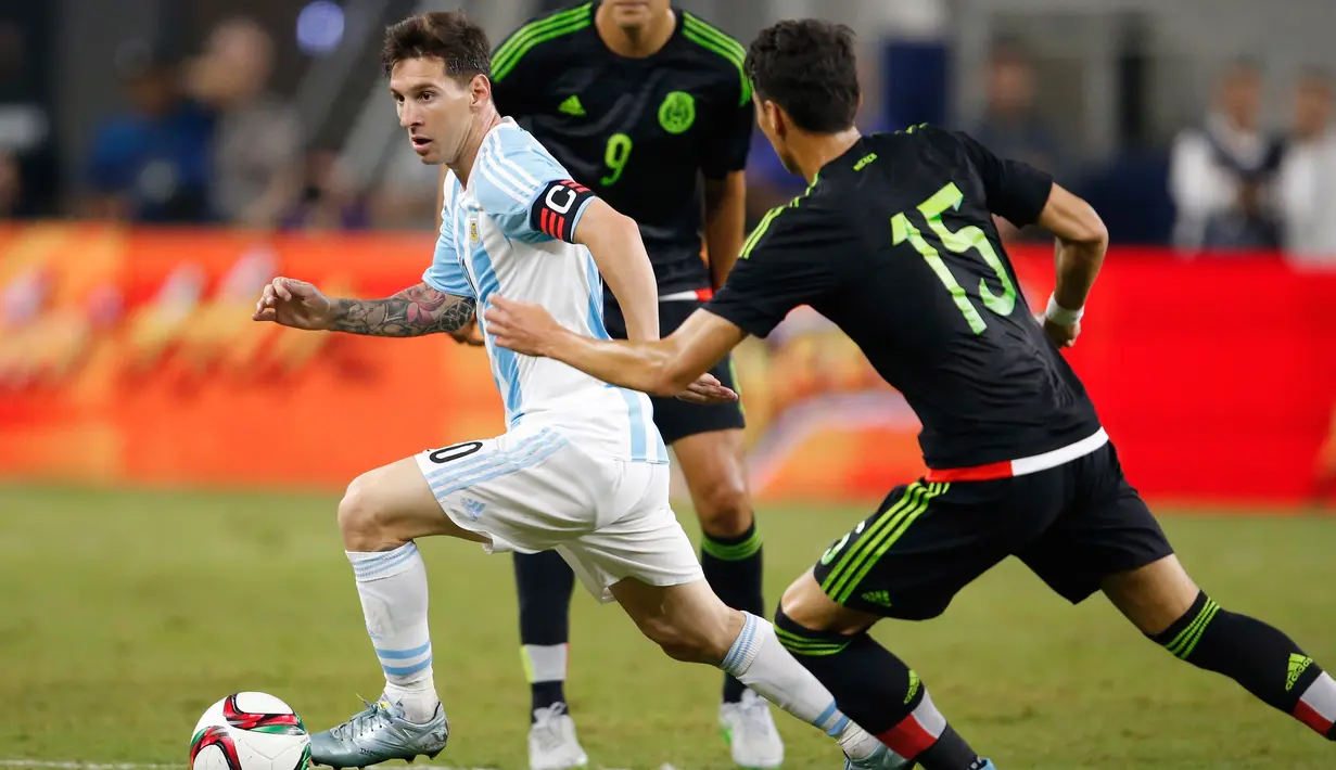 Lionel Messi (kiri) menggiring bola saat laga uji coba melawan Meksiko, AT&T Stadium, Texas, AS, Rabu (9/9/2015). Messi berhasil menyamakan kedudukan di menit-menit akhir dan skor berakhir imbang, 2-2. (Reuters/Matthew Emmons)
