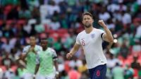 Pemain Inggris, Gary Cahill melakukan selebrasi usai mencetak gol ke gawang Nigeria dalam laga uji coba Piala Dunia 2018 di Stadion Wembley, London, Inggris, Sabtu (2/6). Inggris berhasil menekuk Nigeria dengan skor 2-1.  (AP Photo/Matt Dunham)