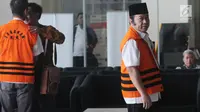 Bupati Lampung Selatan nonaktif Zainudin Hasan (kanan) mendatangi Gedung KPK untuk pemeriksaan, Selasa (9/10). Adik Ketua MPR Zulkifli Hasan itu diperiksa untuk melengkapi berkas penyidikan Kadis PUPR Lampung Selatan Anjar Asmara (Merdeka.com/Dwi Narwoko)