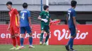 Kiper Timnas Thailand U-19, Chommaphat Boonloet menyingkirkan balon berbentuk jerapah yang memasuki lapangan pada laga perebutan juara ketiga Piala AFF U-19 2022 antara Timnas Vietnam U-19 melawan Timnas Thailand U-19 di Stadion Patriot Candrabhaga, Bekasi (15/07/2022). (Bola.com/Bagaskara Lazuardi)