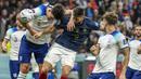 Usai skor imbang, Prancis kembali dominan untuk mencari gol kedua. Beberapa peluang akhirnya benar-benar berbuah gol pada menit ke-78. Olivier Giroud membawa Prancis unggul 2-1 lewat gol sundulannya usai menuntaskan umpan silang Antoine Griezmann. (AP/Christophe Ena)