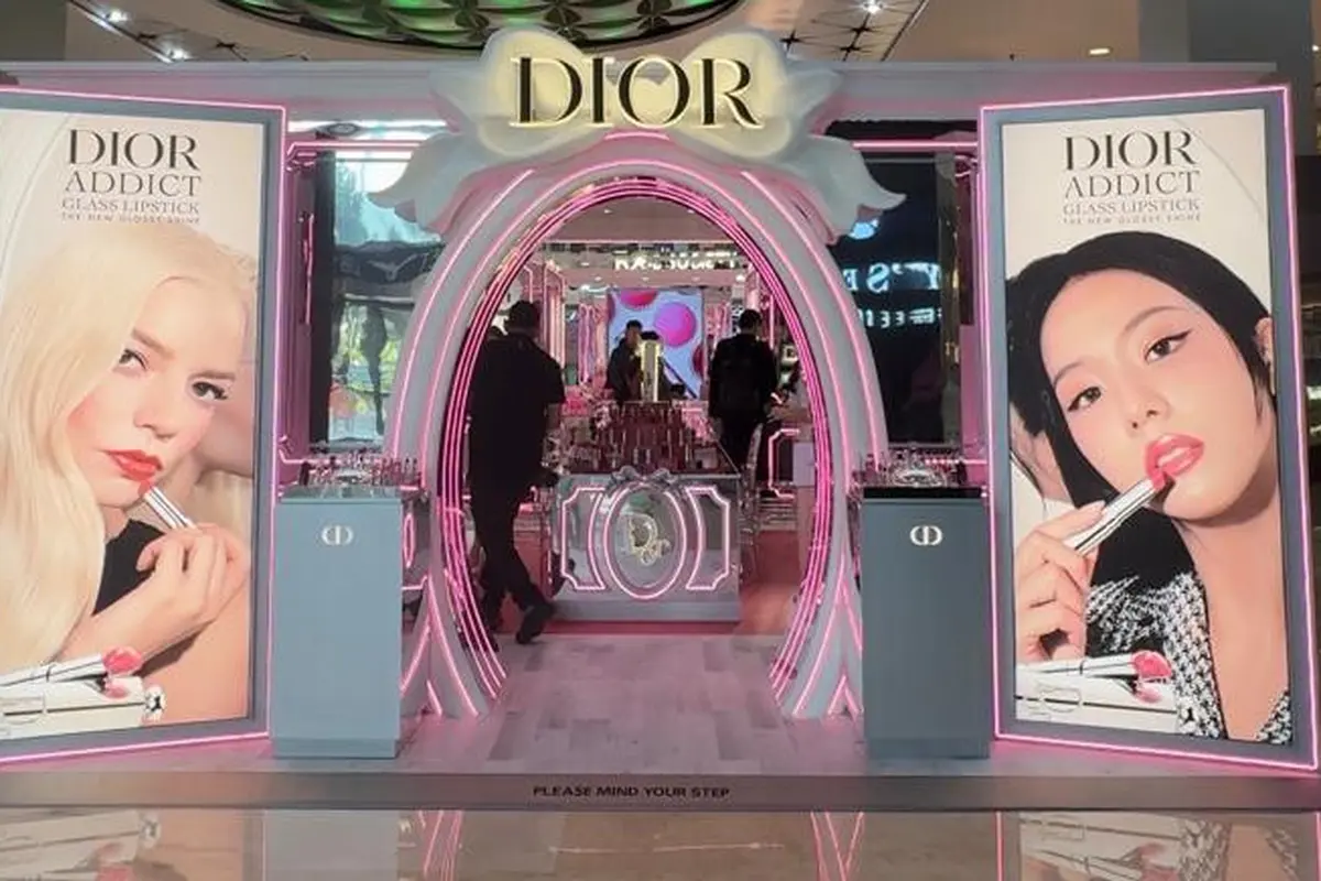 Menjelajahi Dunia Dior Addict di Kota Kasablanka, dari Lipstik Favorit Jisoo BLACKPINK hingga Couture Cases Ikonis