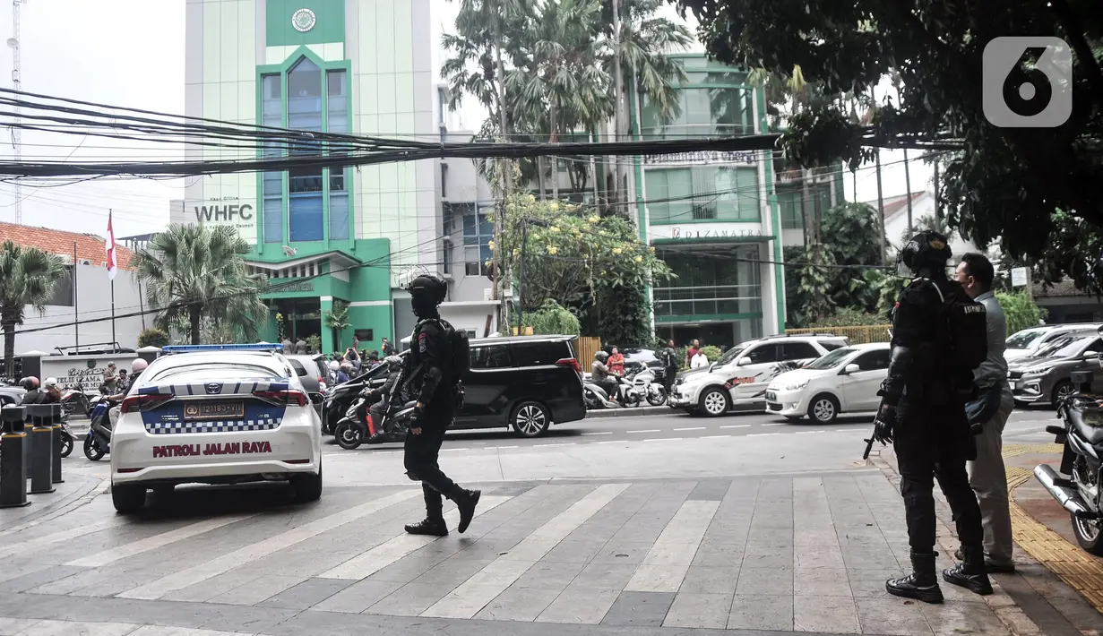 <p>Polisi telah memasang garis polisi untuk melakukan olah tempat kejadian perkara pada insiden penembakan yang terjadi di gedung pusat Majelis Ulama Indonesia (MUI). (merdeka.com/Iqbal S. Nugroho)</p>