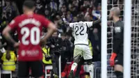 Antonio Rudiger dari Real Madrid merayakan gol pertama timnya dalam pertandingan sepak bola La Liga Spanyol antara Real Madrid dan Mallorca di stadion Santiago Bernabeu di Madrid, Spanyol, pada Rabu, 3 Januari 2024. (AP Photo/Bernat Armangue)