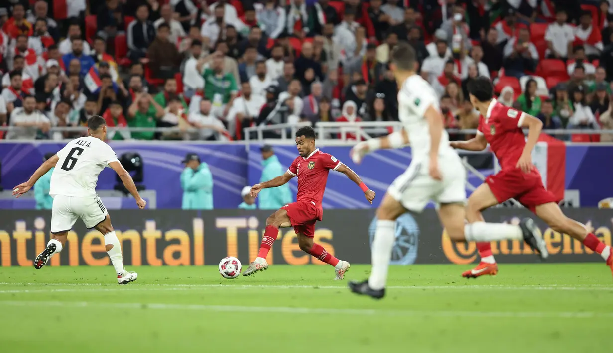 Gelandang Timnas Indonesia, Yakob Sayuri (tengah) berusaha melewati bek Timnas Irak, Ali Adnan pada laga pertama Grup D Piala Asia 2023 Qatar di Ahmad bin Ali Stadium, Al-Rayyan, Doha, Senin (15/1/2024). (Dok. PSSI)