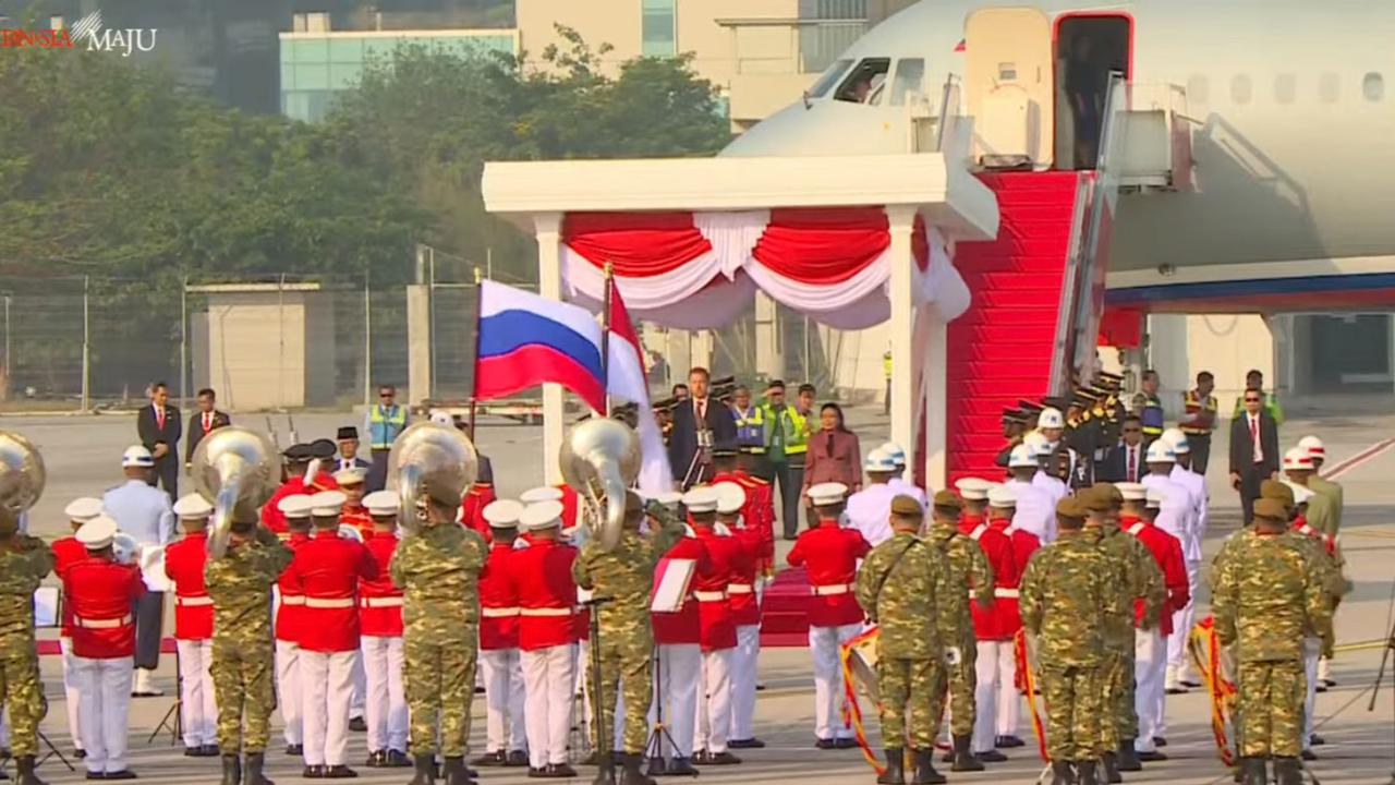 Penyambutan pejabat tinggi negara asing yang tiba di Indonesia untuk menghadiri pelantikan Presiden dan Wakil Presiden Teprilih, Prabowo Subianto dan Gibran Rakabuming Raka.