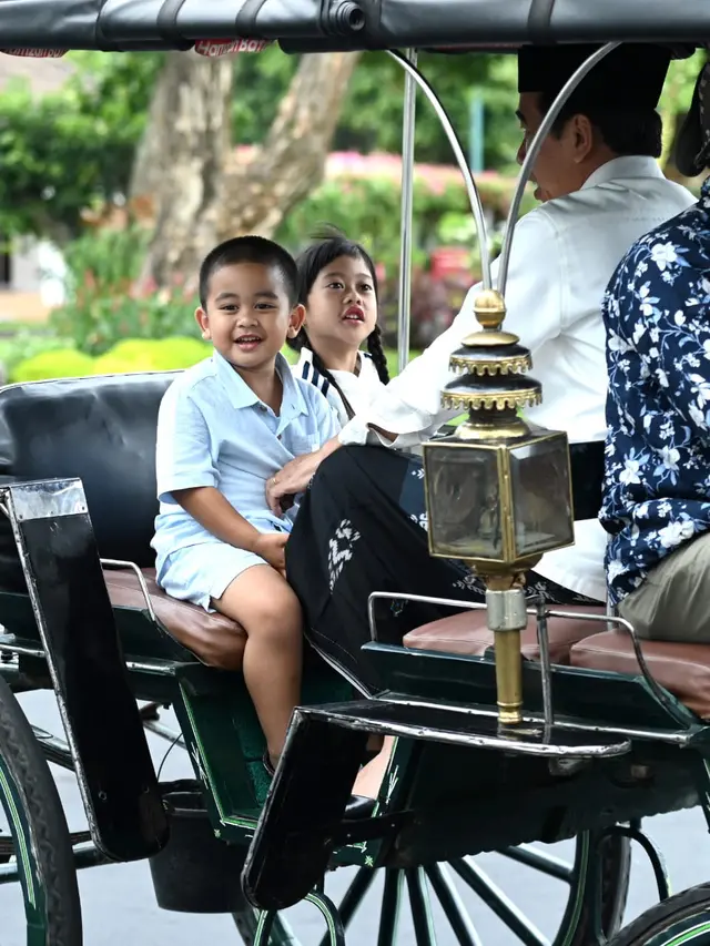 Presiden Joko Widodo atau Jokowi saat mengajak kedua cucunya naik Delman di Istana Kepresidenan Yogyakarta.