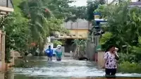 Seminggu terakhir warga Samarinda harus beraktivitas ditengah banjir.  (Liputan 6 SCTV)