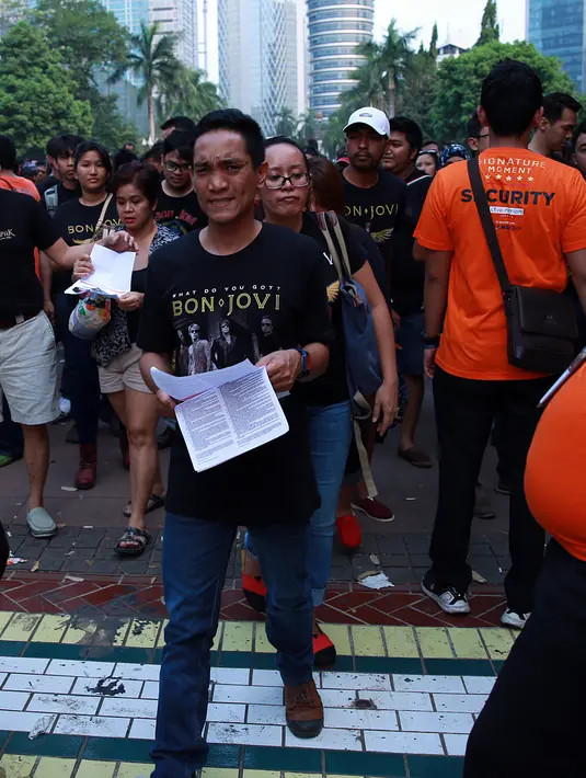 Sejak siang penonton sudah memadati sekitaran venue konser di Stadion Utama Gelora Bung Karno (GBK) Jakarta. Bahkan tak sedikit dari mereka yang sudah datang sejak pagi tadi. (Deki Prayoga/Bintang.com)